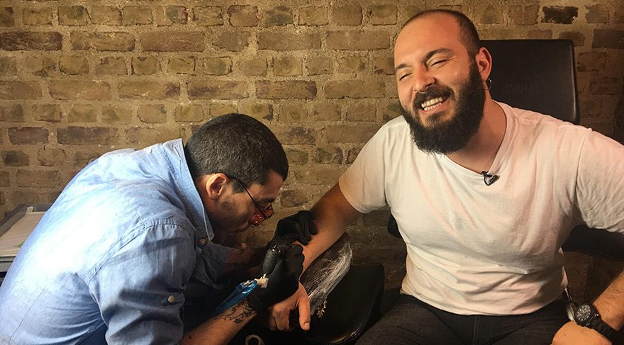 Can Bonomo konuk olduğu programda dövme yaptı