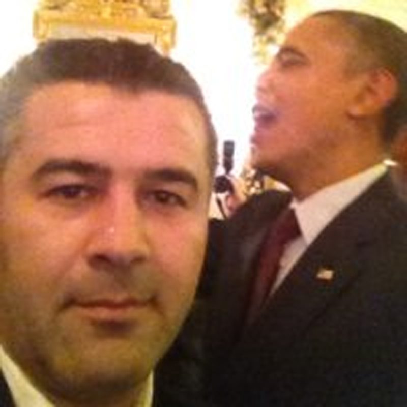 Kafeyi işleten Selahattin Karakuş'un ABD Başkanı Obama'yla fotoğrafı da var.