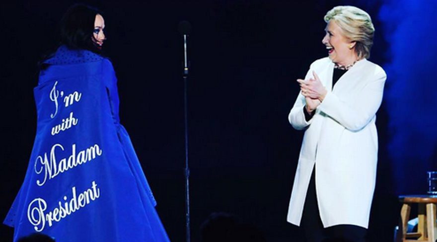 Katty Perry’den önce çıplak şimdi de pelerinli destek