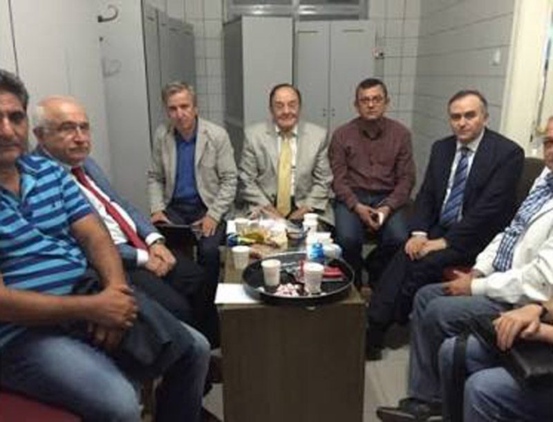 Birçok vekil sığınağın koridorunda oluşturulan alanda gelişmeleri takip edebilmişti.