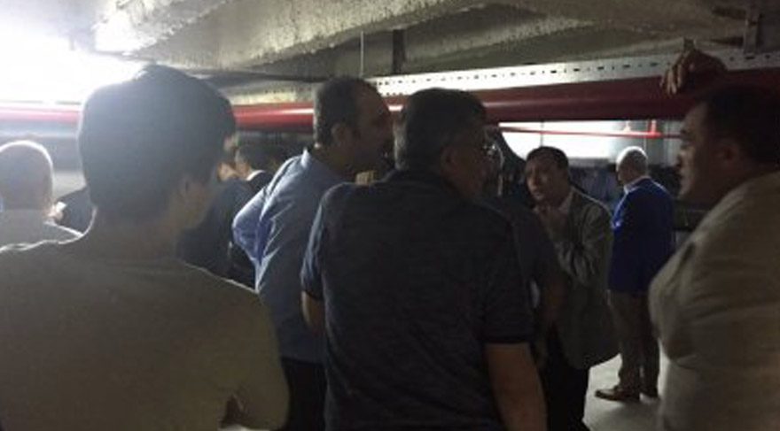 FOTO: Sığınağa yönelen bazı vekiller, sığınağın kapısının kilitli olduğunu görmüş, uzun uğraşlar sonucu kapının kilidi bularak açılabilmişti.