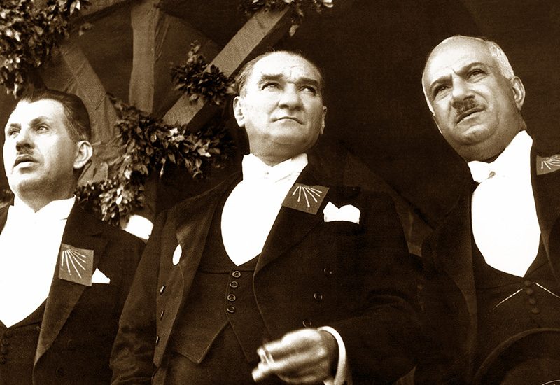 Ulusları kurtaranlar yalnız ve ancak öğretmenlerdir. Öğretmenden, eğiticiden mahrum bir Öğrenci her ne yaşta ve sınıfta olursa olsun, onlara geleceğin büyükleri gözüyle bakacak ve öyle davranacaksın. (1930)
