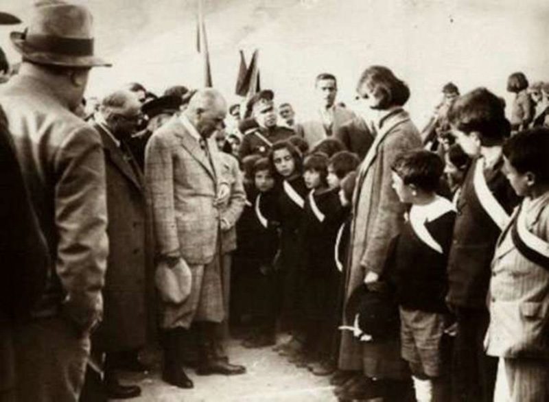 Öğretmenler her fırsattan istifade ederek halka koşmalı, halk ile beraber olmalı ve halk, öğretmenin çocuğa yalnız alfabe okutur bir varlıktan ibaret olmayacağını anlamalıdır. (07.07.1927, Dolmabahçe Sarayı, İstanbul Öğretmenler Heyetine Demeç)
