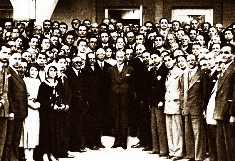 Öğretmenler; Yeni nesli, Cumhuriyetin fedakâr öğretmen ve eğitimcilerini, sizler yetiştireceksiniz ve yeni nesil, sizin eseriniz olacaktır. (25.08.1924, Öğretmenler Birliği Kongresi Üyelerine)