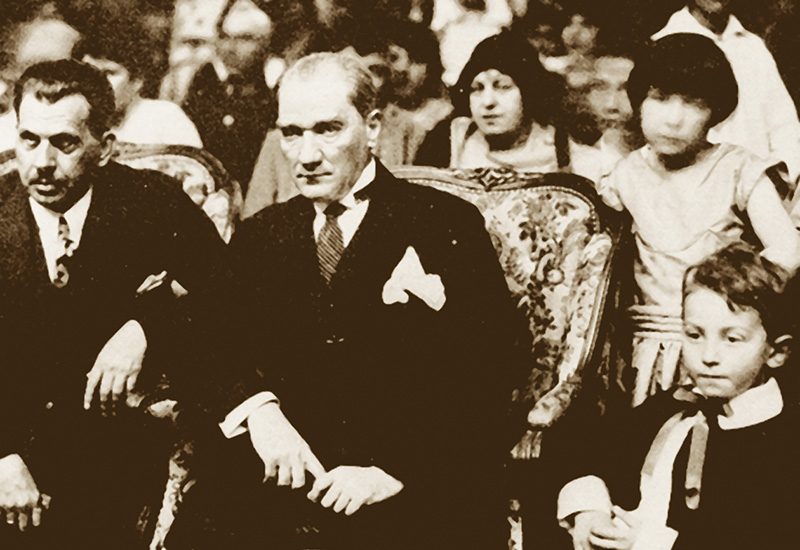 Ulusları kurtaranlar yalnız ve ancak öğretmenlerdir. Öğretmenden, eğiticiden yoksun bir ulus henüz ulus adını almak yeteneğini kazanmamıştır. Ona basit bir kitle denir, ulus denemez. Bir kitle ulus olabilmek için mutlaka eğiticilere, öğretmenlere gereksinim duyar. (1925, İzmir) (Atatürk’ün Söylev ve Demeçleri, Atatürk Araştırma Merkezi, C. II, Ankara, s. 243)