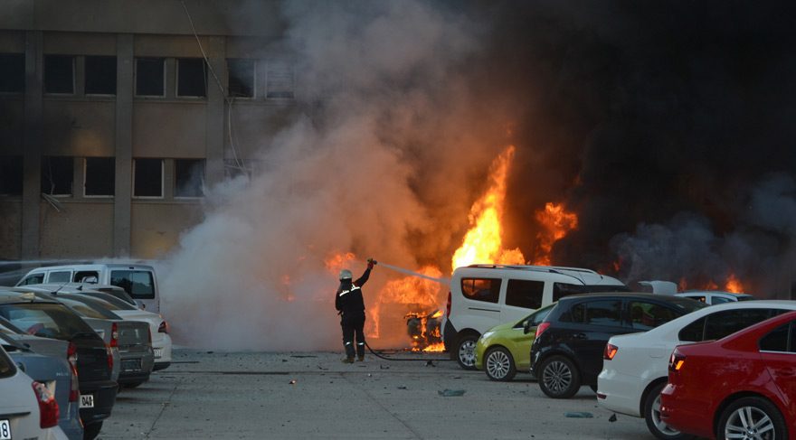 Polis kent genelinde alarma geçti. Otoparkta görevli bir kişinin gözaltına alındığı duyuruldu.
