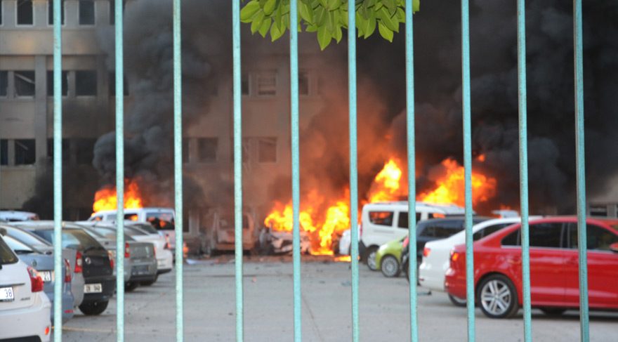 Adana Valisi'nin yaptığı açıklamaya göre olayda 2 kişi hayatını kaybetti 31 kişi de yaralandı.