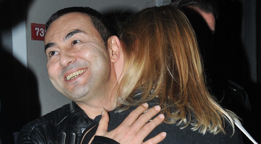 Serdar ve Chloe Ortaç gittikleri mekân çıkışı aşka geldi