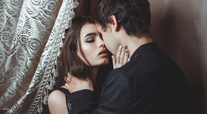 lişkilere yaklaşımımız biraz daha pragmatik olacaktır. Hatta bu dönemde biraz daha maço ve tutucu tarafımız bile ortaya çıkabilir. İlişkiler öyle çok hızlı başlayıp gelişmez. Bir Oğlak ciddiyeti ve ağırbaşlılığı görülür. Biraz daha mesafeli, ciddi, ağır başlı, kurallarla ilişkiler gelişim gösterir.