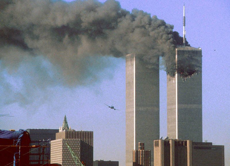 2001: Hafızalarda hâlâ çok taze olan 11 Eylül saldırıları dünyada "teröre karşı savaş" söyleminin başlangıcı oldu.