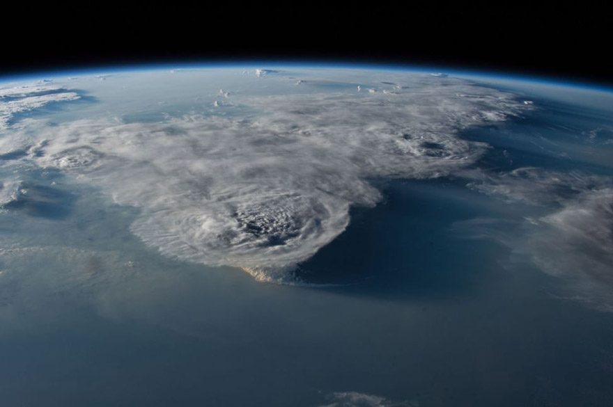 NASA, Uluslararası Uzay İstasyonu'ndan yıl boyunca çekilen fotoğraflardan bir derleme hazırlayarak yılın fotoğraflarını paylaştı. BBC Türkçe'nin haberine göre; fotoğraflar hem büyüleyici doğa olaylarını, hem de küresel ısınmanın etkilerini gösteriyor. Güney Çin Denizi üzerinde oluşan kasırgalar bu fotoğrafta hep birlikte tek bir kareye sığmış. Tarih 29 Temmuz 2016.