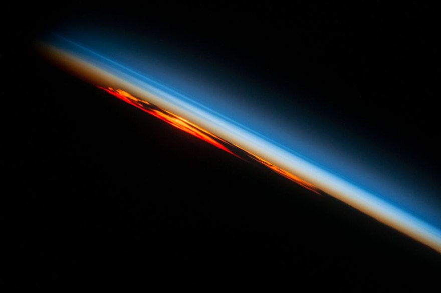 Güneş, Atlas Okyanusu üzerinde batıyor. Fotoğrafın çekildiği tarih 27 Ekim. Birkaç dakika sonra Güneş'in son ışınarı da gözden kaybolunca Uluslararası Uzay İstasyonu'ndan bakıldığında tüm dünya tamamen karanlığa gömülmüş olacak.