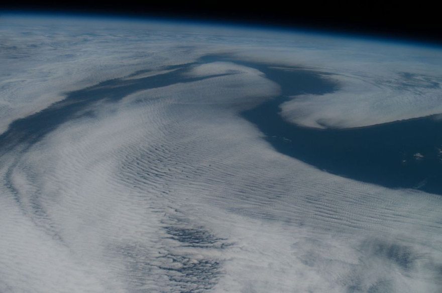 26 Haziran'da çekilen bu fotoğrafta ise Stratus olarak da bilinen katman bulut topluluğu Atlas Okyanusu'nun üzerini adeta bir yorgan gibi örtüyor.