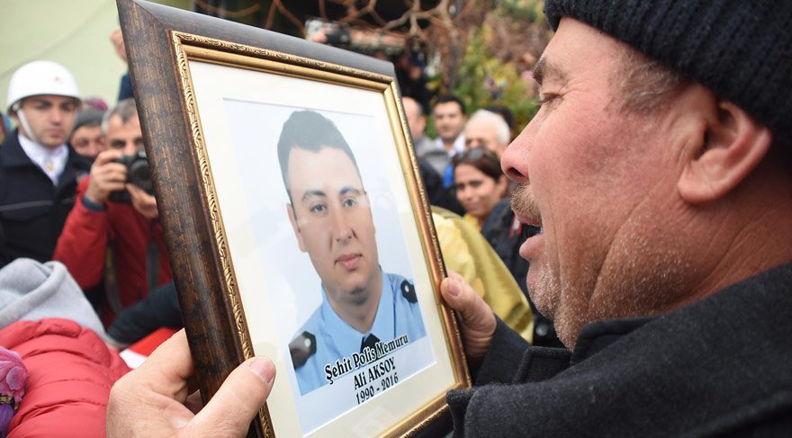 Akhisar'da şehit polisi, binler uğurladı