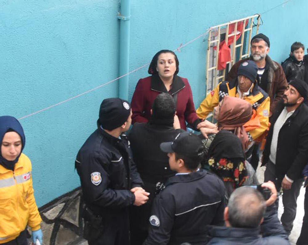 FOTO:DHA - Anne Döndü Yenilmez sinir krizi geçirdi.