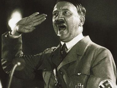 Öte yandan Adolf Hitler Almanya'da Başbakan oldu ve Dachau'daki ilk toplama kampını kurdu.