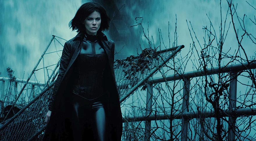 Selene, kendisine ihanet eden Lycan'ların ve Vampirler'in sürekli tehdidi altındadır. Bu zor durumda yanında sadece David ve babası Thomas vardır.