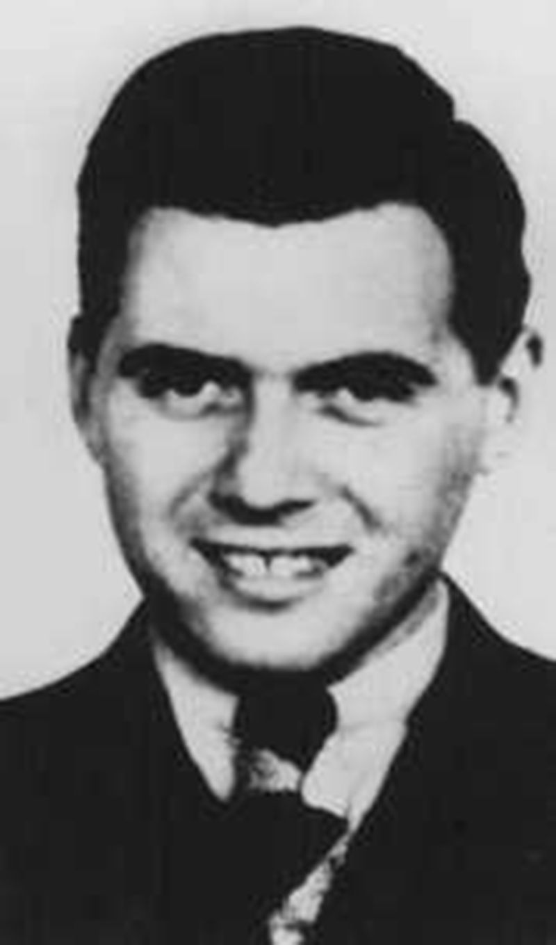 Alman doktor ve SS yüzbaşı Josef Mengele. 1943'te Auschwitz SS garnizon doktoru (Standortartz) unvanını aldı. Mevkisi gereği çalışabilecek denli formda olanları ve gaz odasına gitmeye mahkumları seçmek ve ayırmaktan sorumluydu. Mengele ayrıca kampta kalanlar, özellikle de ikizler üzerinde insan deneyleri yürüttü.