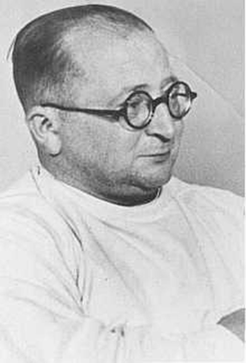 Auschwitz kampında 10. Blok'ta kalanlar üzerinde tıbbî deneyler yapan Nazi doktor Carl Clauberg.