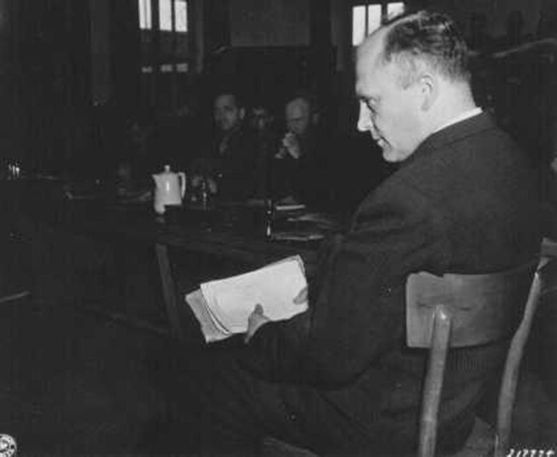 Friedrich Hoffman bir yığın ölüm kaydıyla, Dachau toplama kampındaki Nazi tıbbî deneyler sırasında sıtmaya yakalanan 324 Katolik rahibin öldürülmesi hakkında ifade veriyor.