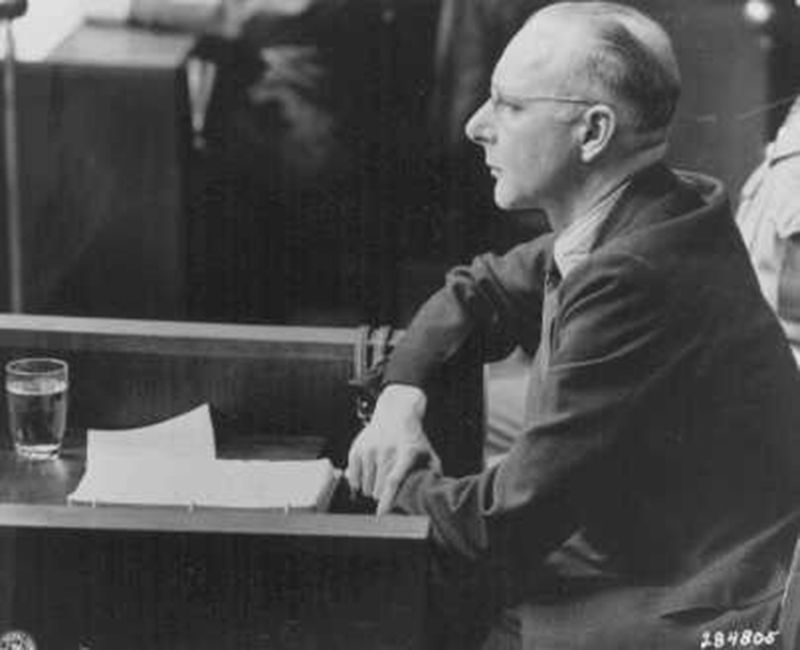 Toplama kampındaki esirler üzerinde tıbbî deney yapmaktan yargılanan Nazi doktorlardan biri, Victor Brack.
