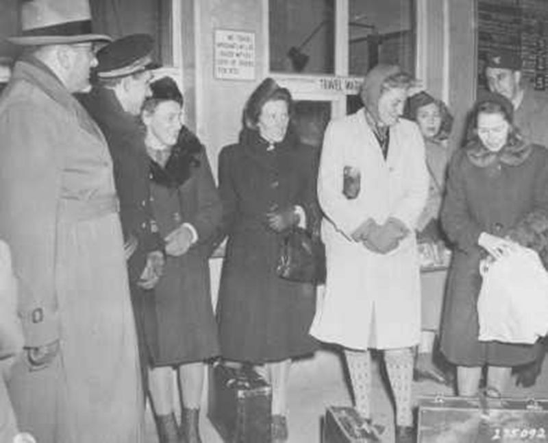 Dört Polonyalı kadın Doktorlar Davası'nda iddia makamı adına şahitlik etmek üzere Nuremberg tren istasyonuna geliyor. Soldan sağa Jadwiga Dzido, Maria Broel-Plater, Maria Kusmierczuk ve Wladislawa Karolewska. 15 Aralık 1946.