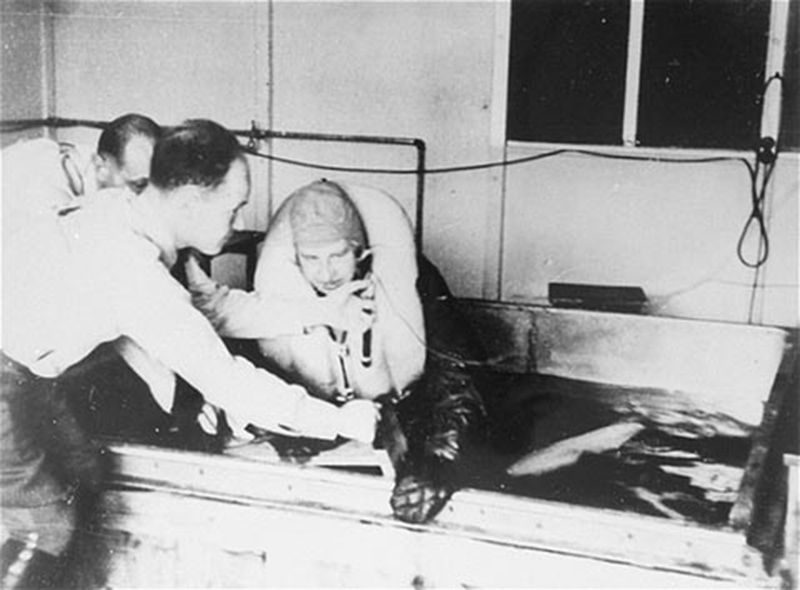 Dachau toplama kampında buzlu suda bekletilerek Nazi tıbbî deneylerine maruz kalmış bir kurban. SS doktoru Sigmund Rascher deneyi yönetiyor.