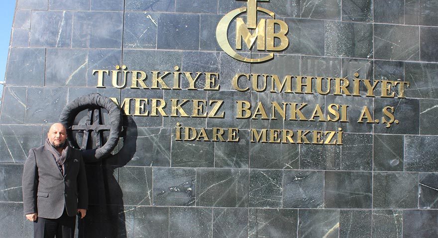 Aylarca faiz indiren Merkez Bankası'na siyah çelenkli protesto