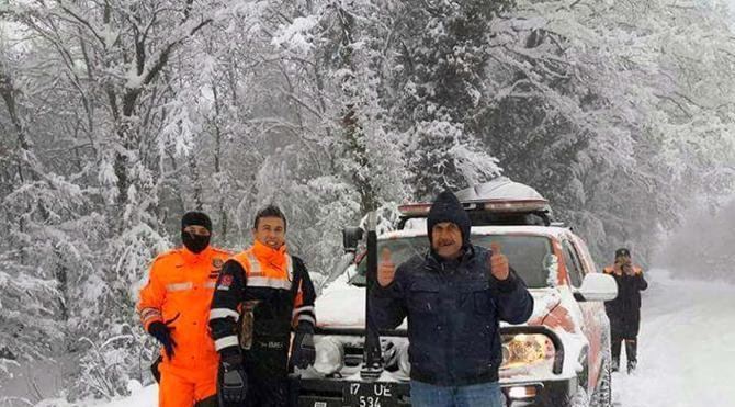 Çanakkale'de AFAD karda mahsur kalan 4 kişiyi kurtardı
