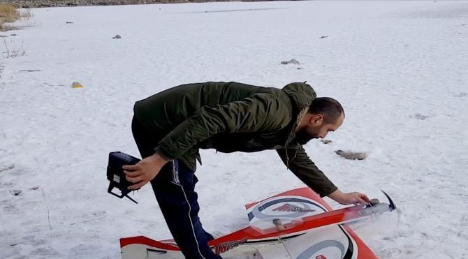 Buz tutan Mogan Gölü model uçak için pist oldu