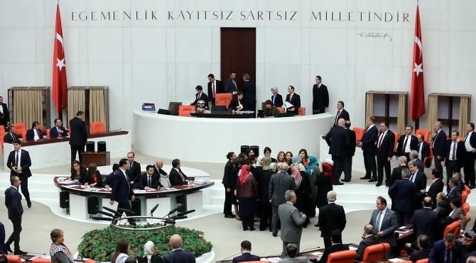 Bağımsız milletvekili Aylin Nazlıaka kendisini kürsüye kelepçeledi 3
