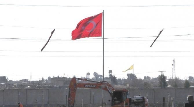 Akçakale'nin Suriye sınırına dev bayrak asıldı