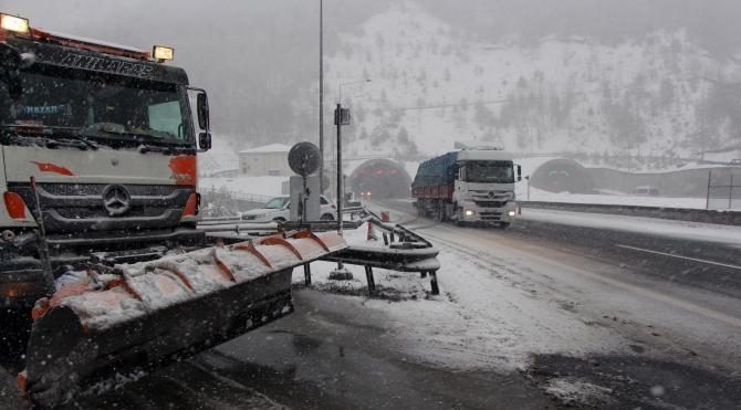 Kar yağışı Bolu Dağı'nda ulaşımı etkiledi