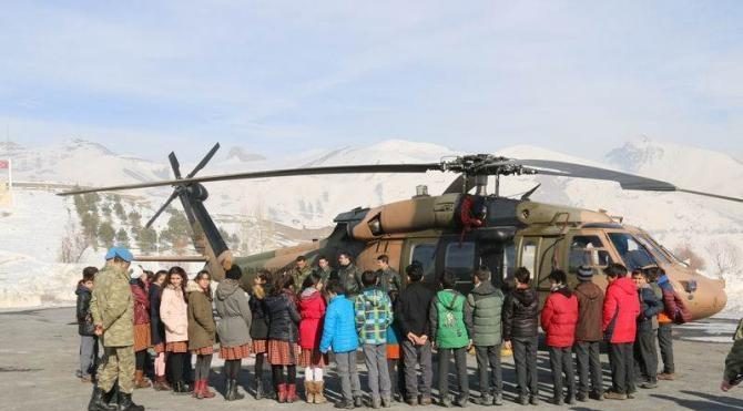 Hakkarili öğrenciler Komando Tugayı'na misafir oldu askeri helikoptere bindi