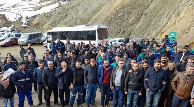 Şirvan'da işten çıkarılan maden işçilerinden oturma eylemi