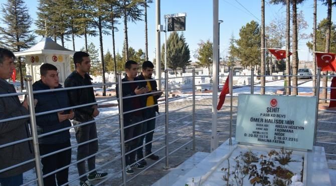 Polis adaylarından sınav öncesi Ömer Halisdemir'in kabrine ziyaret