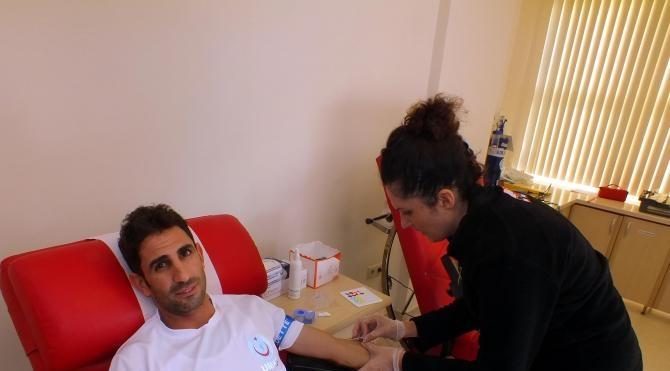 Hayat kurtaran sağlıkçılar kan bağışladı