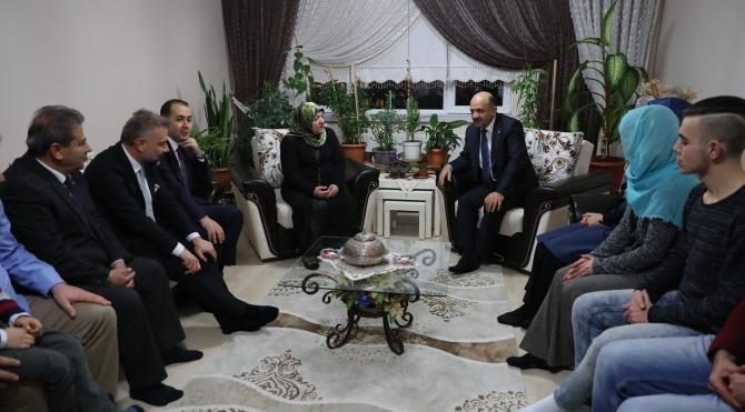 Bakan Fikri Işık Ankara'daki şehit ailelerini ziyaret etti