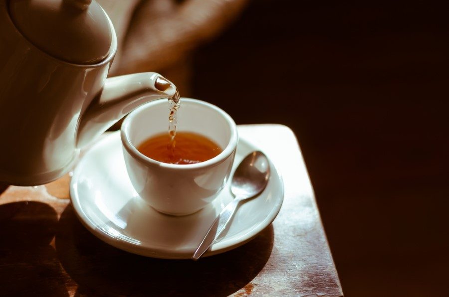 Çay </br>Yeşil ya da siyah çay fark etmez; her ikisi de hastalıklarla savaşan polifenoller ve flavonoidler içerir. Bu antioksidanlar hücreye zarar veren serbest radikalleri ararlar ve yok ederler.