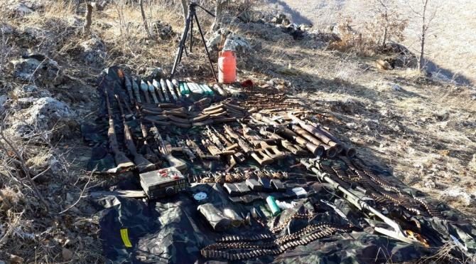 Hasankeyf'te PKK'nın silahları bulundu