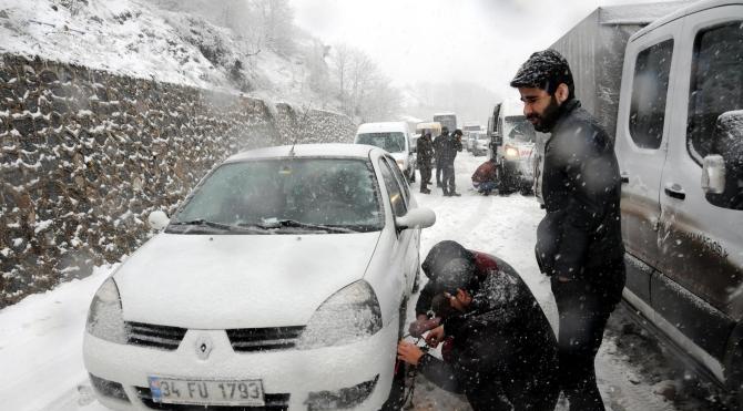 Zonguldak'ta kar ulaşımı aksattı