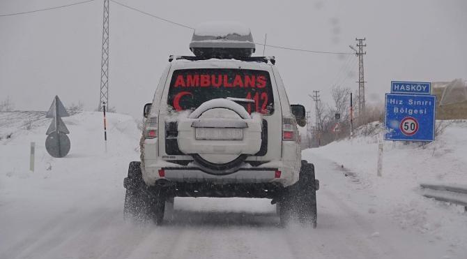 Köyde mahsur kalan hasta paletli ambulansla kurtarıldı