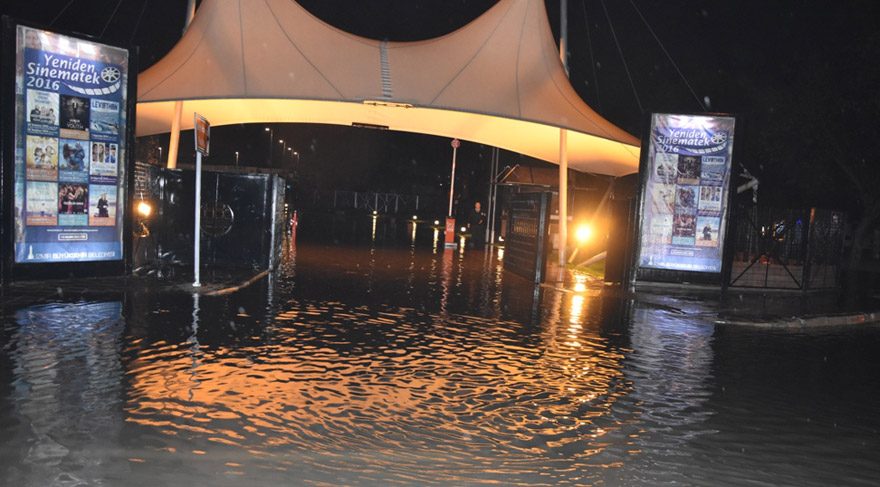 İzmir de sağanak yağış hayatı felç etti