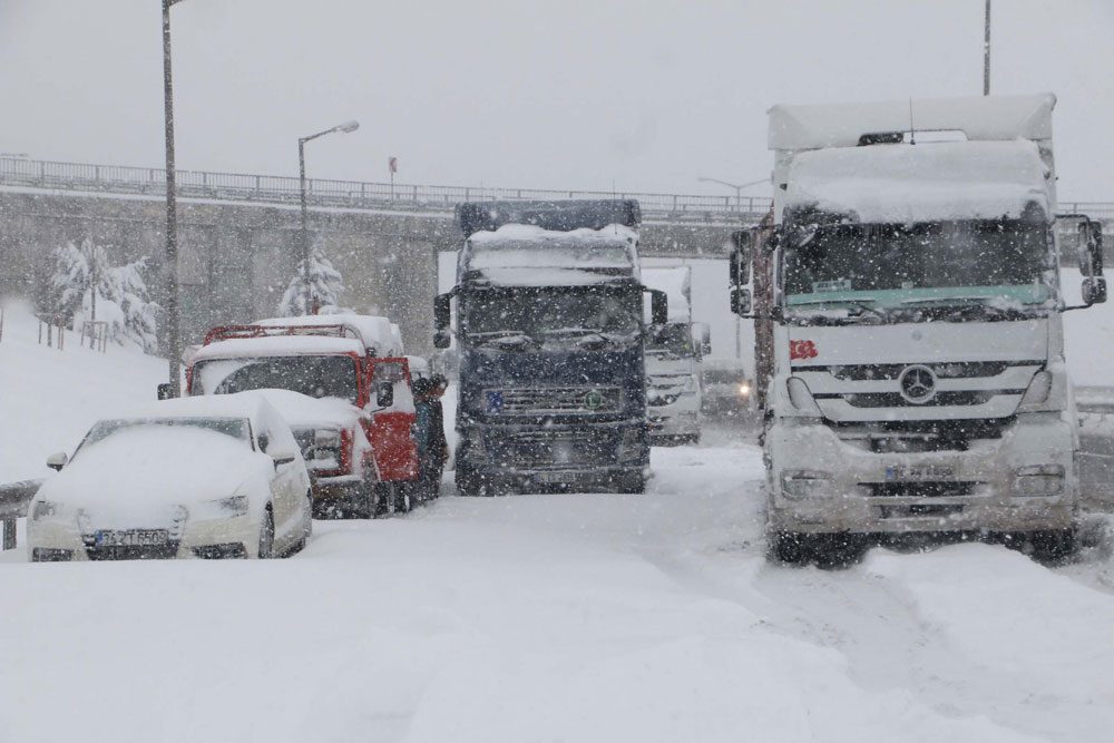 FOTO: DHA / Hadımköy yolu üzerinde kamyonlar ve küçük araçlar mahsur kaldı. Sürücüler araçlarını terk edip yürüyerek yollarına devam etti.
