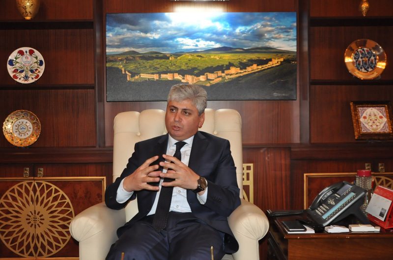 FOTO:İHA - Kars Valisi Rahmi Doğan, Ulaştırma Bakanı'nın 'İngiliz bayraklı montu' için açıklama yaptı.