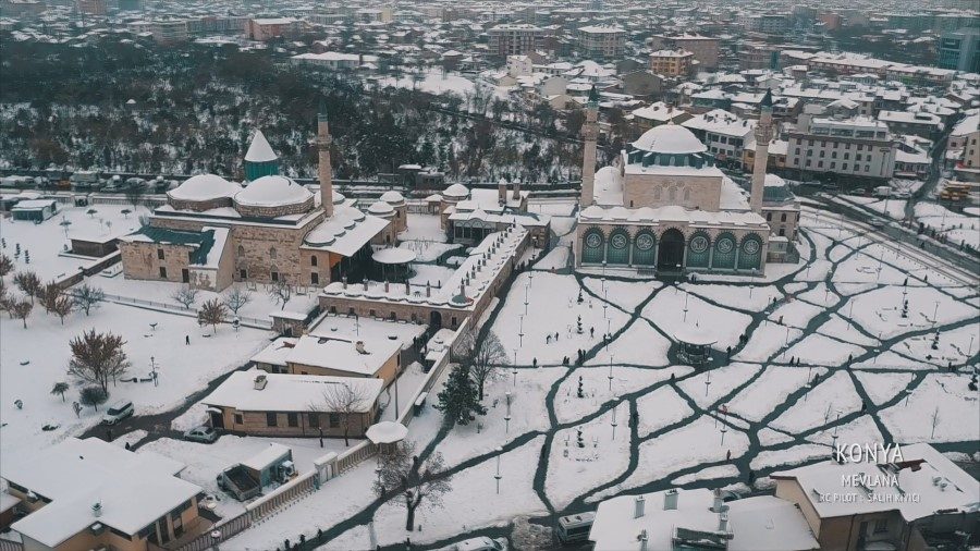 Tükiye'nin dört bir yanındaki illerin karlar altındaki muhteşem manzaralarını DroneTürk grubu “Doğa İçin Uç 6” projesiyle havadan görüntüledi. Erciyes Dağı'ndan Uzungöl'e, İshak Paşa Sarayı'ndan Mevlana Türbesi'ne kadar birçok yapının beyaza bürünmüş halleri ise doğal güzellikleri ile kendilerine hayran bıraktı.