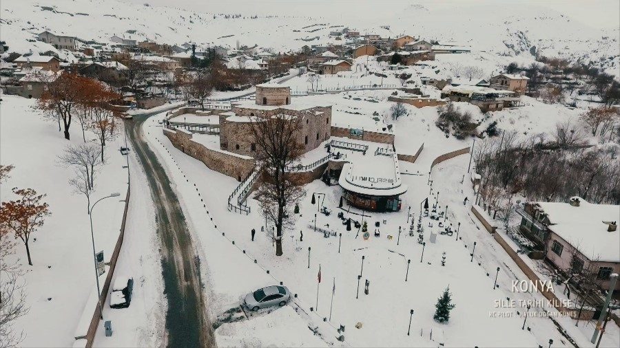 Havadan çekilen görüntülerde Erciyes Dağı'ndan Uzungöl'e, Mevlana Türbesi'nden İshak Paşa Sarayı'na, Şebinkarahisar'dan Bursa'daki teleferik yolculuklarına kadar bir çok manzara izleyenleri kendine hayran bıraktı.