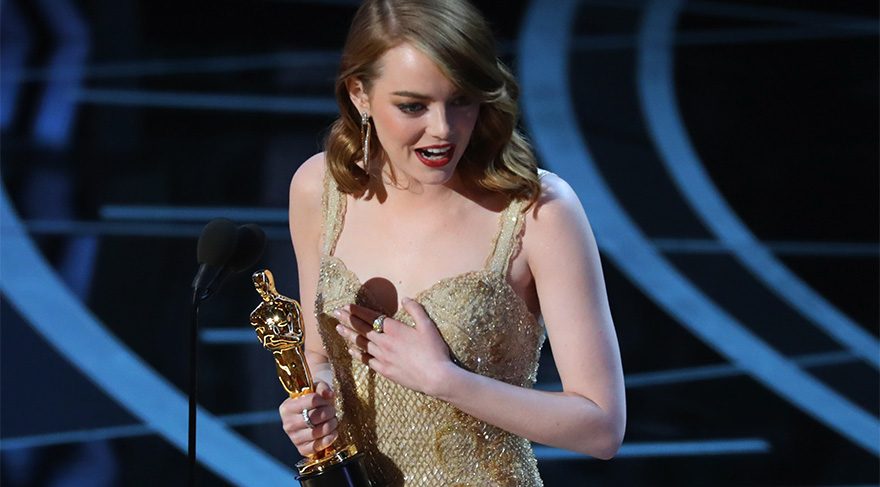 Emma Stone en iyi kadın oyuncu Oscarı'nı böyle aldı.