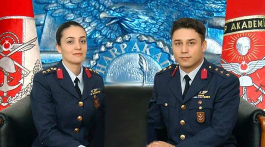 filo komutanlığı yapan ili kadın subay olarak tanınıyordu Bilgehan Bülbül, Hava Kuvvetleri'nde filo komutanlığı yapan ilk kadın subay olarak da tanınıyordu. Eşi Kurmay Yarbay Nail Bülbül de FETÖ'den ikinci kez gözaltına alındı.