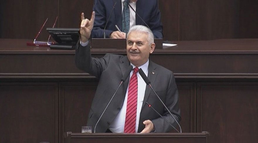 Başbakan Yıldırım'dan, grup toplantısında bozkurt işareti